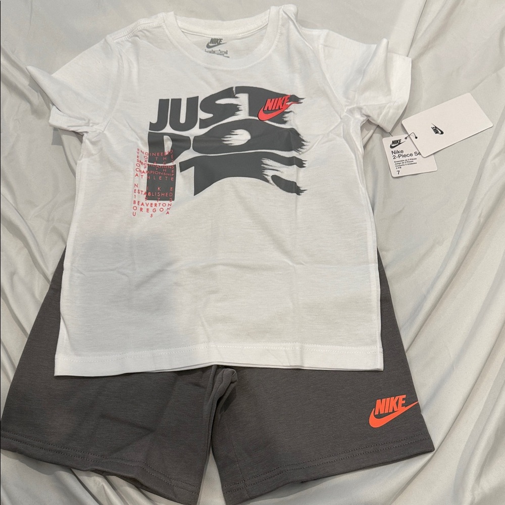 NWT in Packaging Boys Kids Nike White and Dark Gray Kids Set size 7